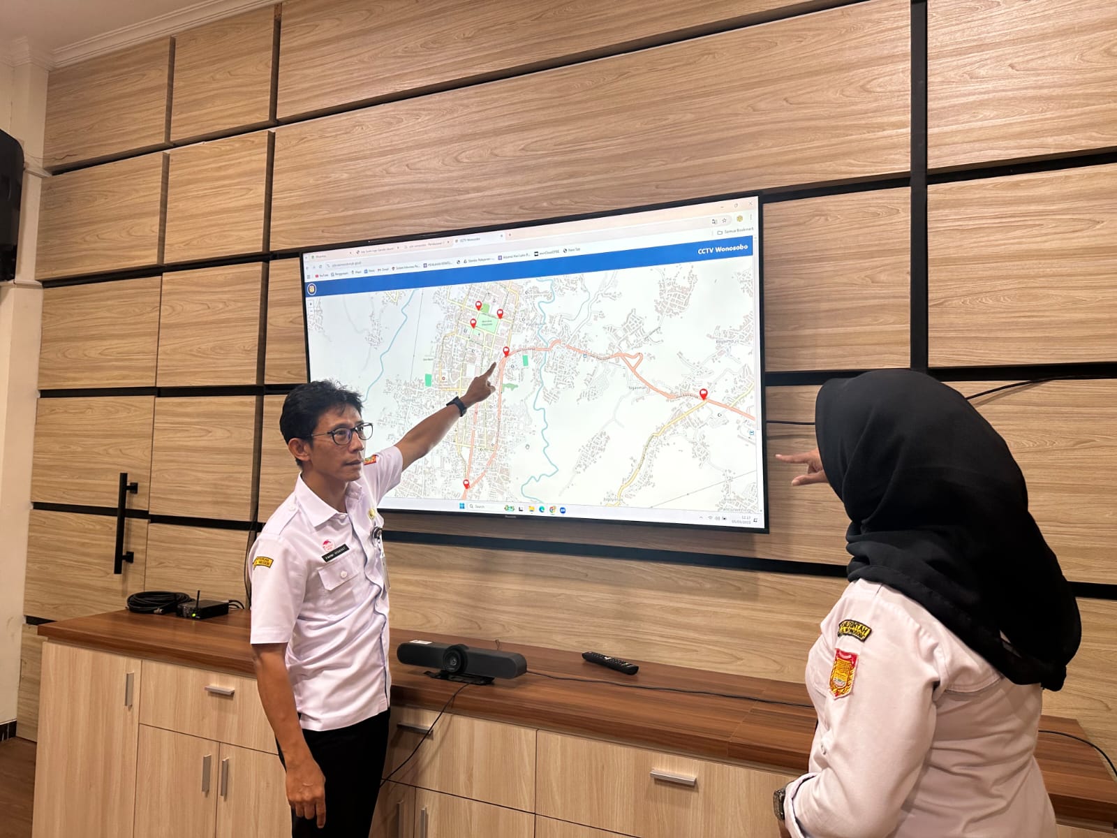 Kepala Diskominfo Wonosobo Fahmi Hidayat saat memantau kondisi wilayah menggunakan CCTV yang ditempatkan di beberapa lokasi.&nbsp;