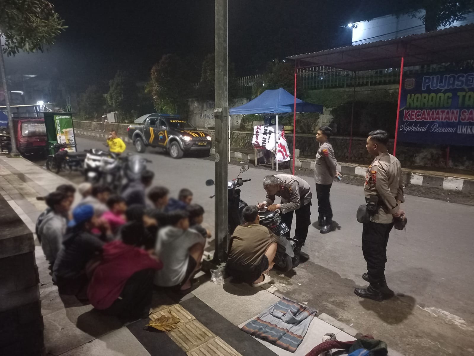 Belasan remaja di wilayah Sapuran terlibat perang sarung. Mereka diamankan Polsek Sapuran Selasa malam.