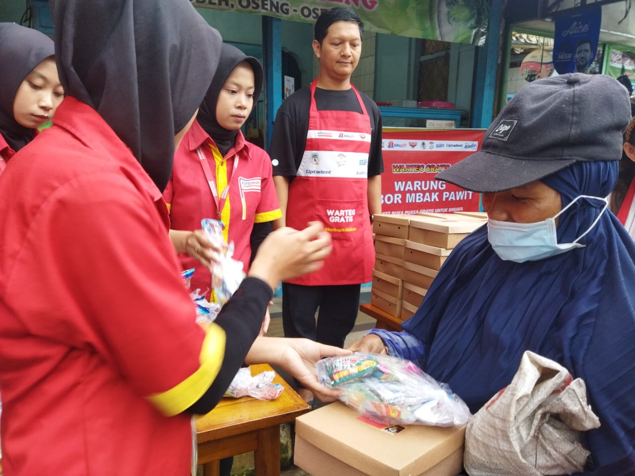 Program Warteg Gratis yang didakan Alfarmart di Wonosobo menggandeng Warung Bobor Mbok Pawit. Setiap hari selama Ramadan membagikan 50 nasi untuk kaum duafa.