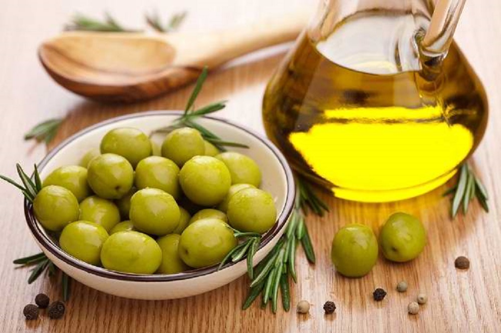 Minyak zaitun memiliki kandungan antioksidan yang berasal dari squalane dan vitamin E  Tak heran, jika minyak ini bermanfaat untuk perawatan kulit.