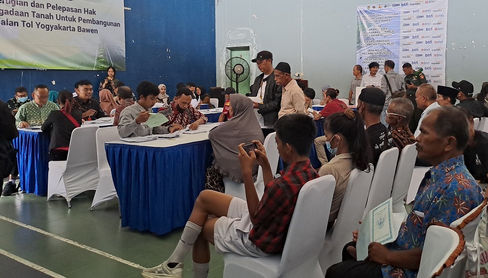 Warga antre mendapatkan uang ganti rugi pembebasan lahan tol Jogja-Bawen di&nbsp;Balai Desa Tampir Kulon, Candirejo, Kabupaten Magelang, Kamis (6/3/2025).  &nbsp;