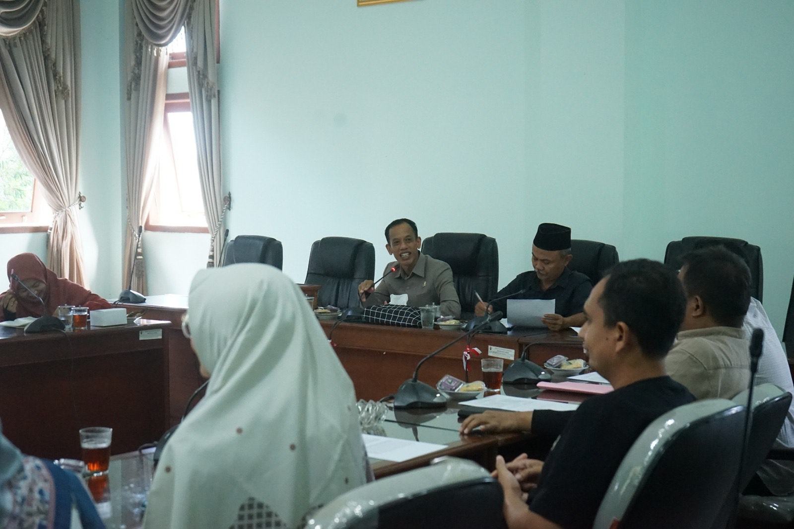 omisi D DPRD Temanggung Riyadi Kaunaen saat rapat dengan pihak terkait mengenai pelayanan BPJS Kesehatan di Temanggung.