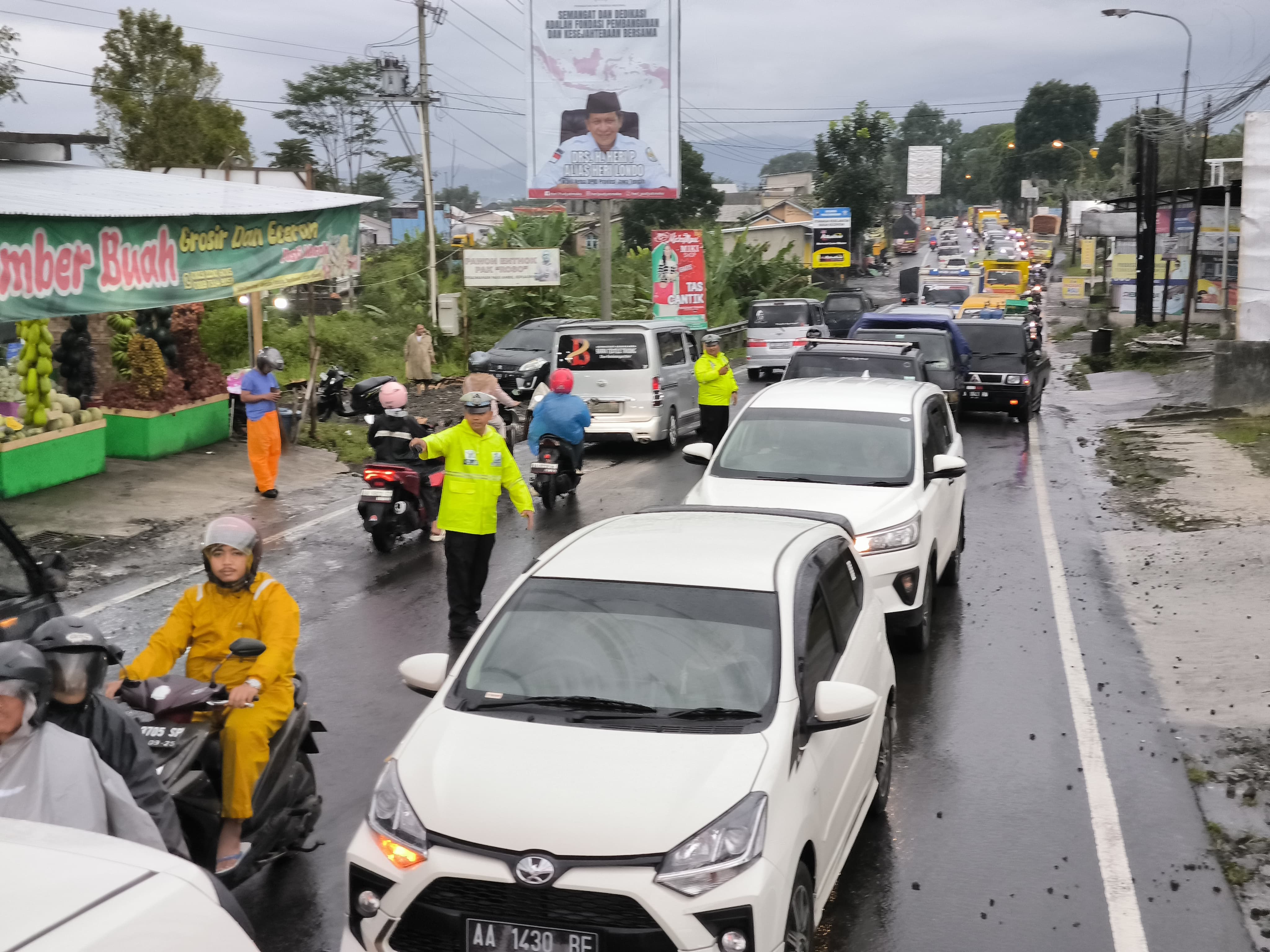 Kemacetan lalu lintas sempat terjadi di jalan Wonosobo Kertek Kamis (6/3/2025) akibat air selokan meluap dan menggenang ke jalan utama.