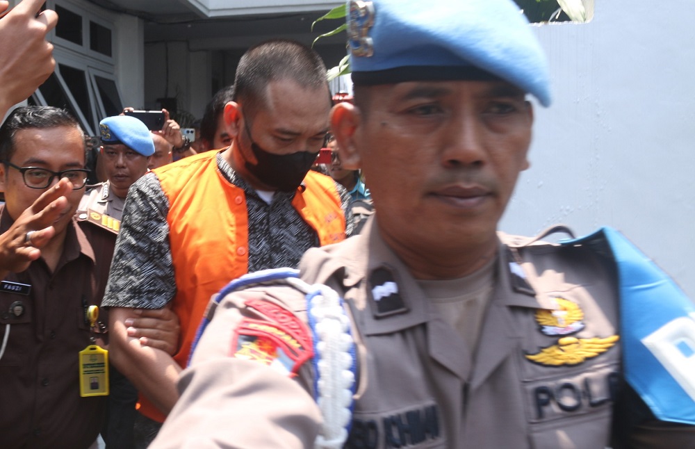 Tersangka Aipda Robig Zaenudin saat digelandang ke Rutan Kelas I Semarang usai pelimpahan tahap II di Kejari Kota Semarang, Kamis (6/3/2025).