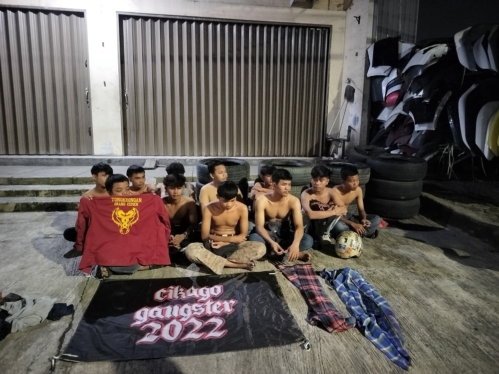 Para remaja yang diamankan aparat Polsek Gayamsari bersama bukti bendera gangster dan sarung.  &nbsp;