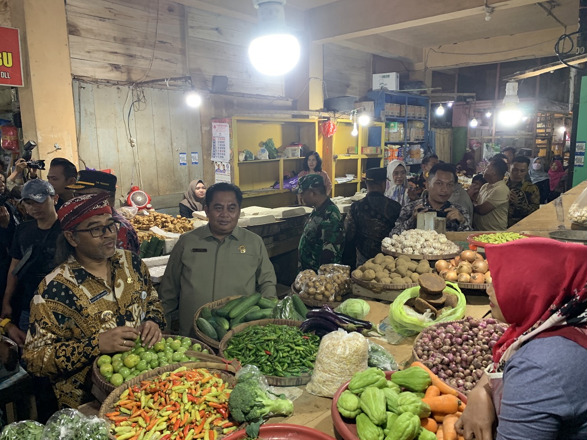 Bupati Temanggung Agus Setyawan bersama jajaran forkopimda sidak harga bahan pokok penting di Pasar Kliwon Temanggung, Jumat (7/3/2025).