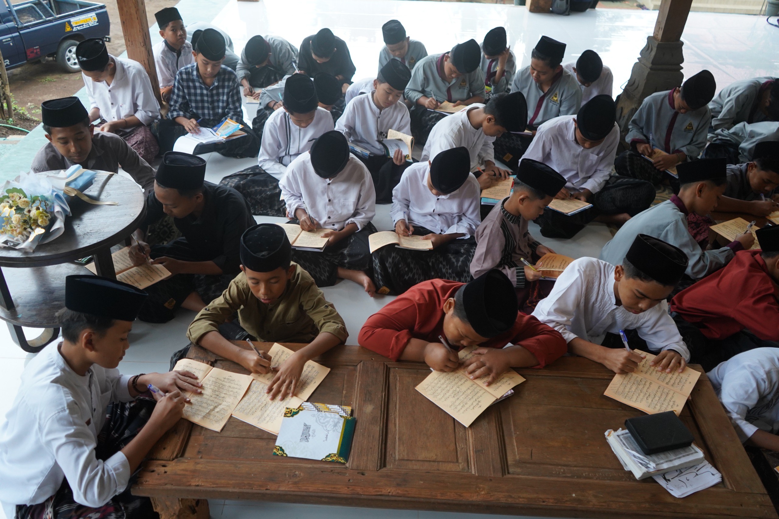 Para santri daat mengaji kitab kuning di Ponpes Al Musthofa Tebuireng 16 di Wadas, Kandangan, Temanggung.