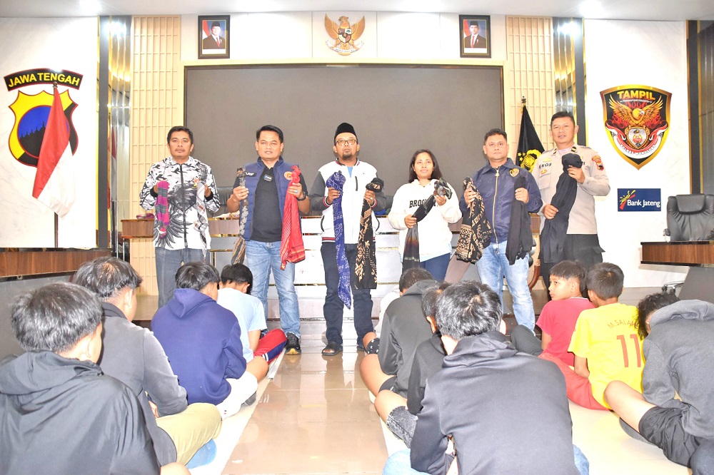 Sebanyak 31 remaja pelaku perang sarung diamankan Polres Wonosobo. Mereka menjalani pemeriksaan didampingi orang tua dan perangkat desa.  &nbsp;