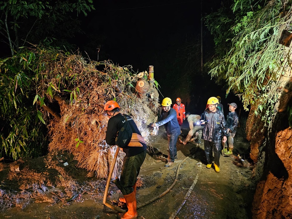 Petugas BPBD Temanggung dan tim gabungan saat melakukan penanganan tanah longsor di Dusun Pomahan, Desa Rejosari, Kecamatan Wonoboyo, Sabtu (8/3/2025).