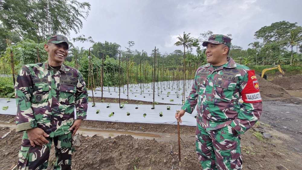 Dandim 0705/Magelang Letkol Inf Jarot Susanto meninjau pengaktivan lahan mati di Desa Sumber, Kabupaten Magelang untuk pertanian, pekan lalu.