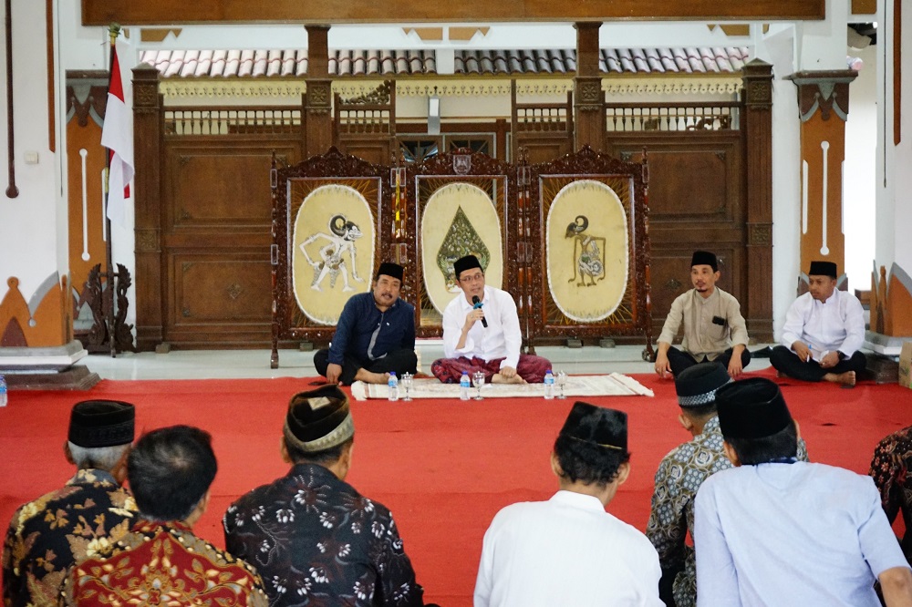 Bupati Magelang Grengseng Pamuji saat buka puasa bersama masyarakat Sawitan di Pendopo Rumah Dinas Bupati.