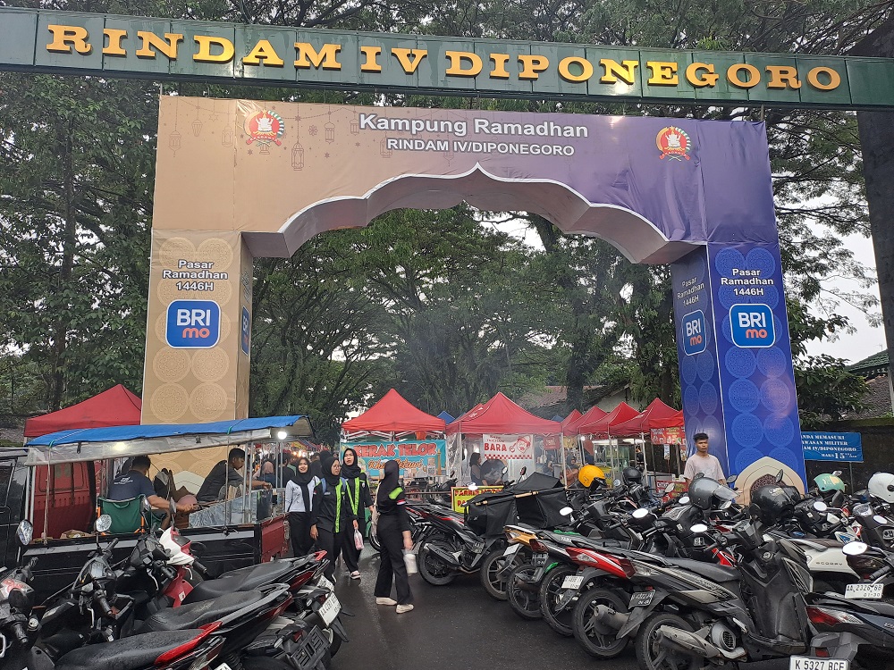 Suasana Kampung Ramadan di Rindam IV/Diponegoro Kota Magelang, Senin (10/3/2025).