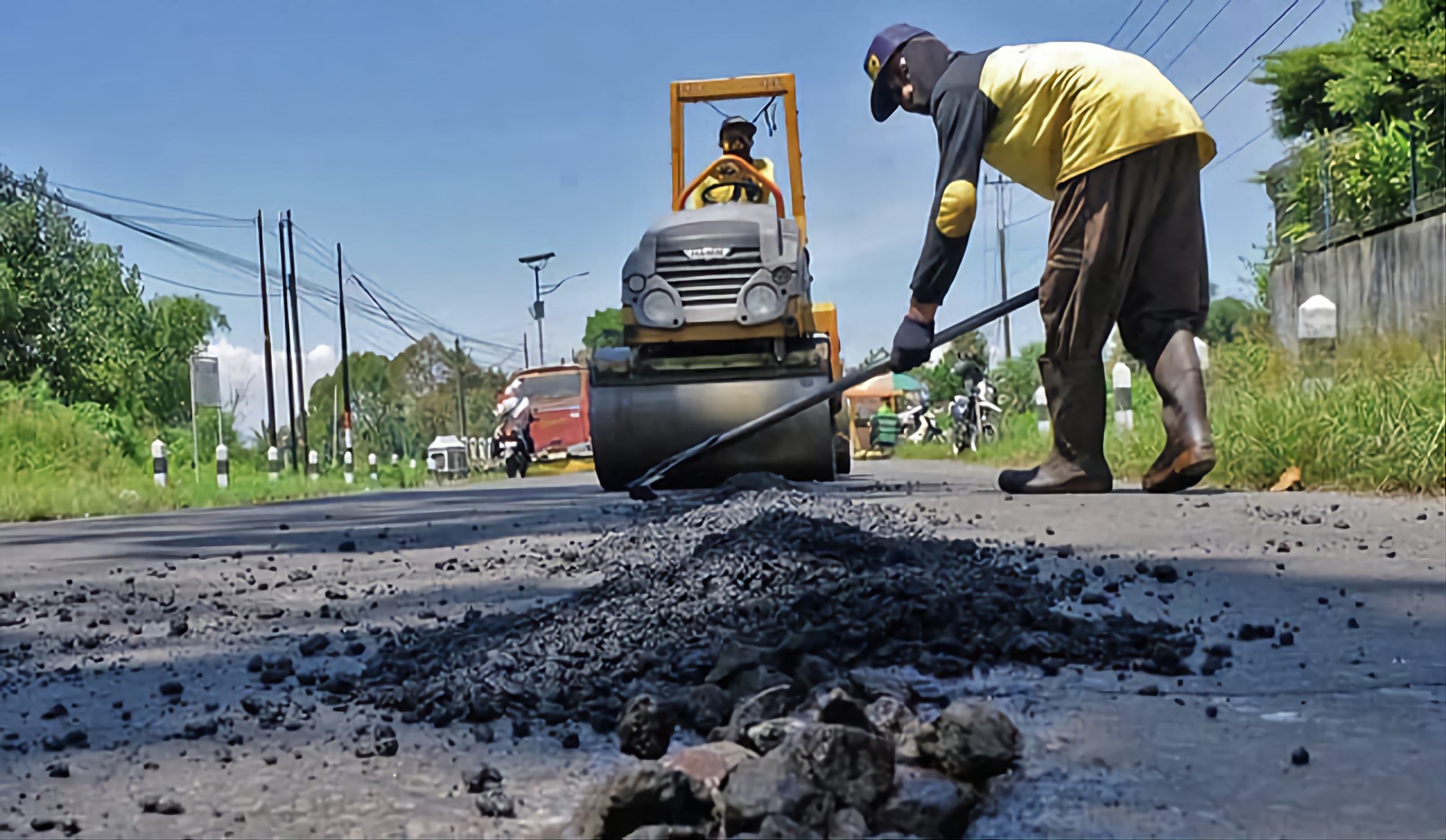 Petugas saat melakukan penambalan jalan berlubang ruas kabupaten di beberapa titik di Temanggung.