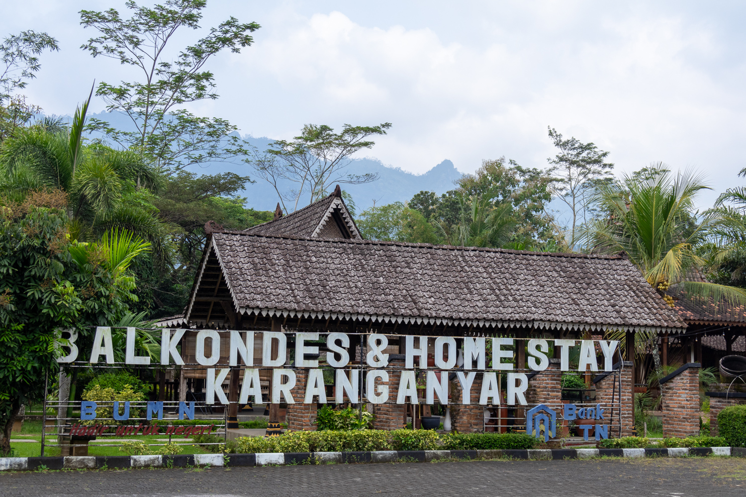 Balkondes Karanganyar Borobudur, destinasi wisata dengan tema kerajinan gerabah.