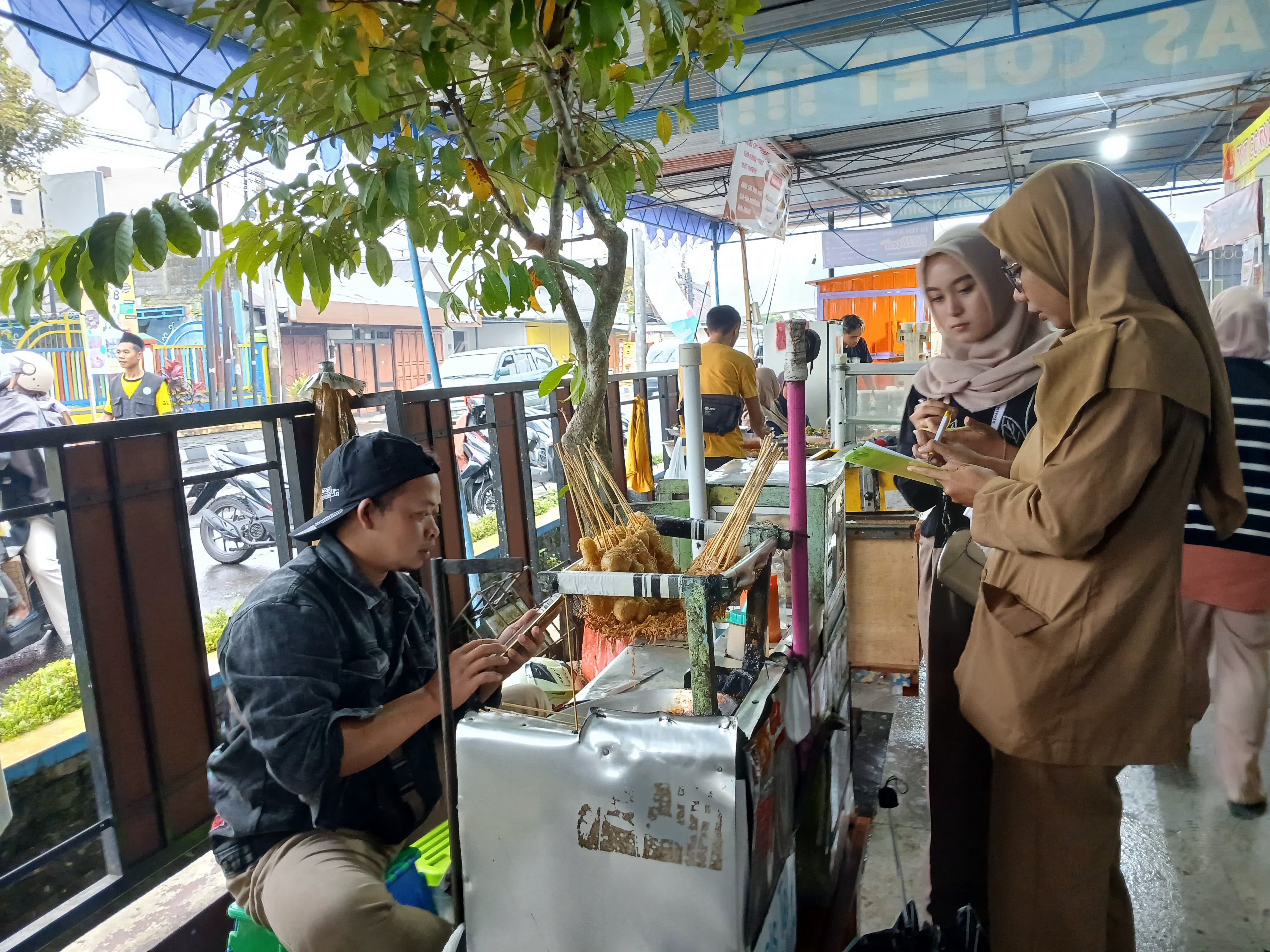 Petugas saat melakukan uji sampel makanan di Street Food Ramandan yang berada di komplek Masjid Al Manshur Kauman, Wonosobo.