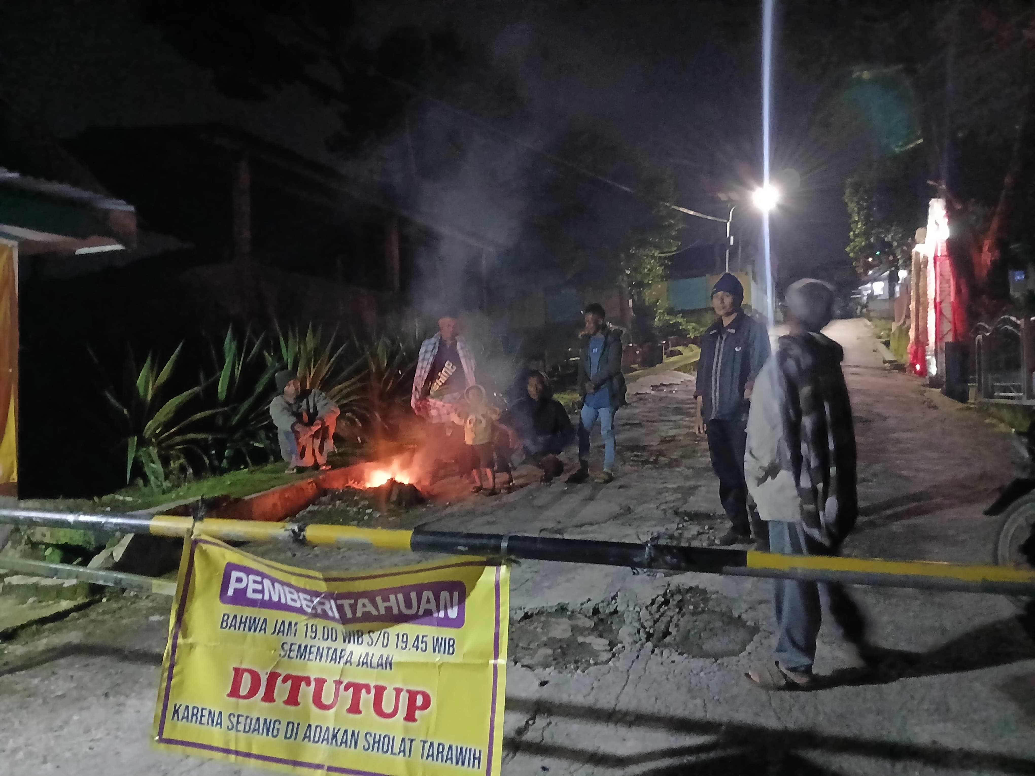 Warga nonmuslim melakukan tugas mengamankan kegiatan tarawih dari masyarakat muslim yang ada di Desa Buntu, Kecamatan Kejajar, Wonosobo.&nbsp;