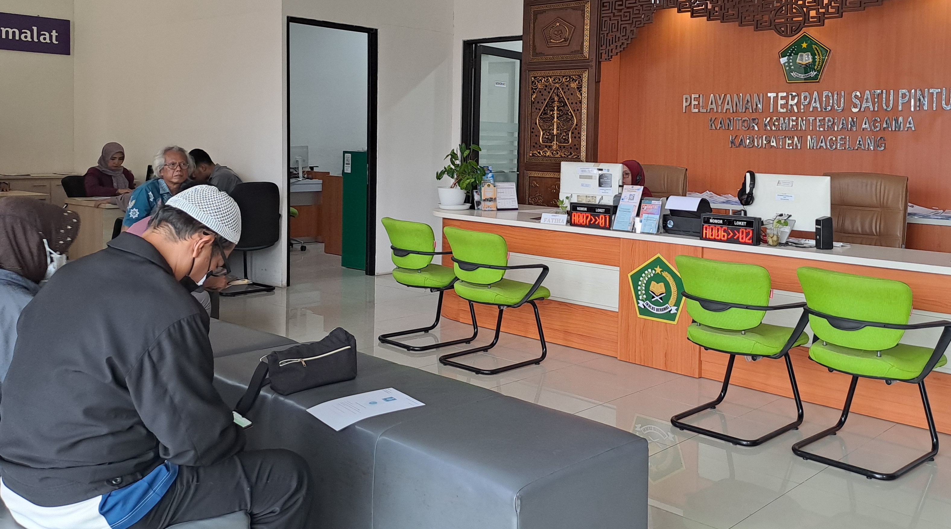 Suasana Pelayanan Terpadu Satu Pintu (PTSP) di kantor Kemenag Kabupaten Magelang, Rabu (12/3/2025).