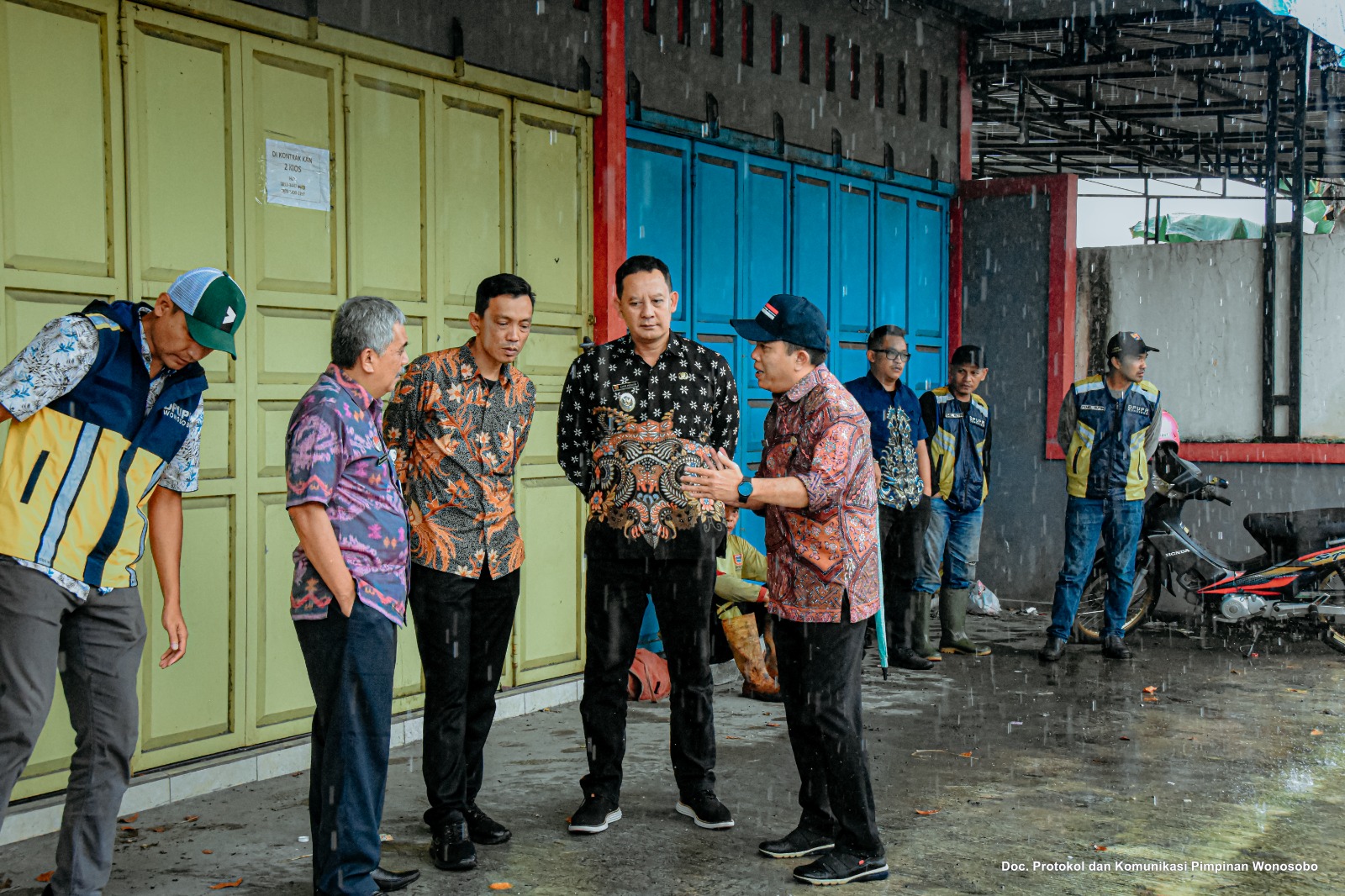Wabup Wonosobo Amir Husein bersama Sekda One Andang Wardoyo dan pejabat Pemkab Wonosobo usai meninjau jalan.