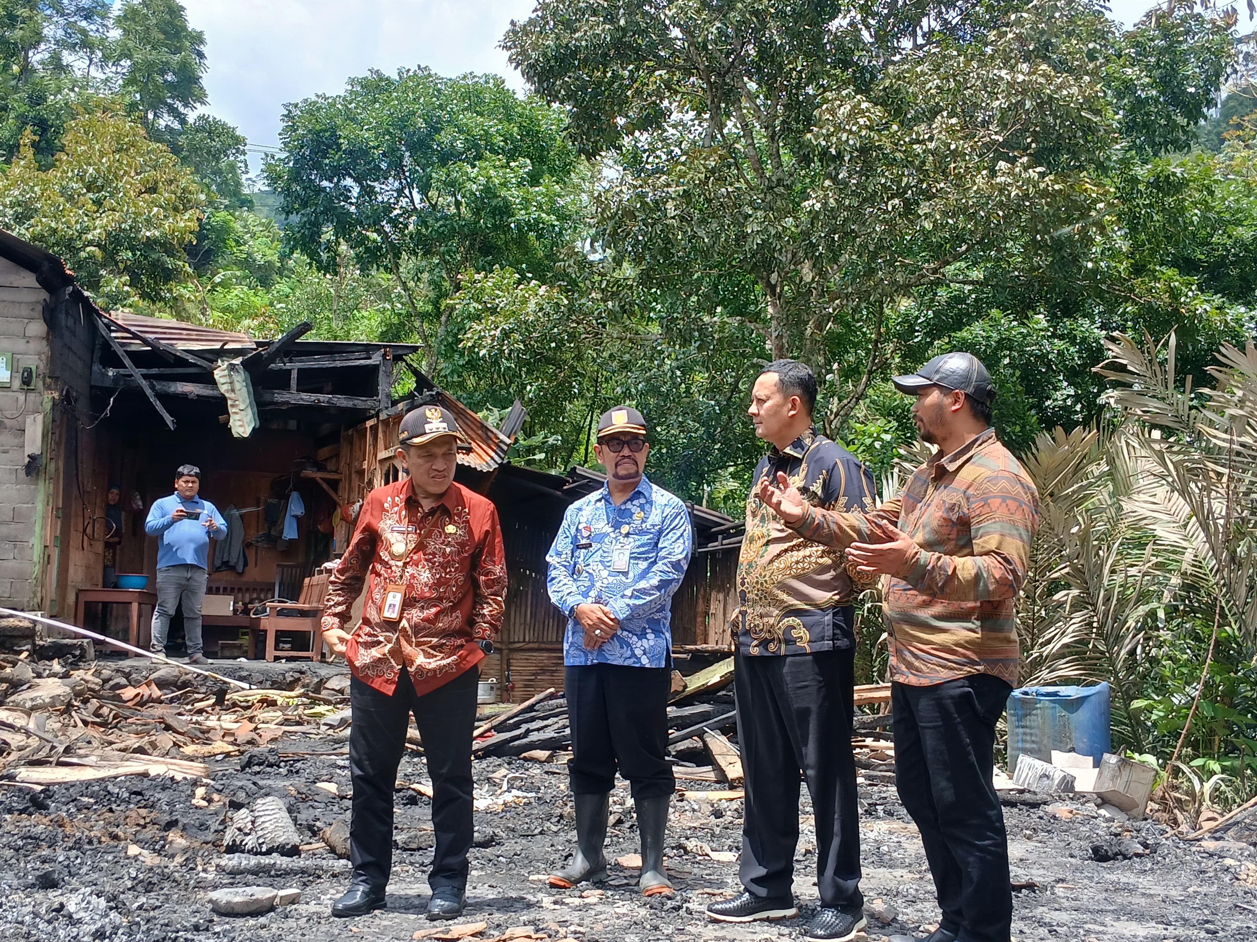 Bupati Wonosobo Afif Nurhidayat dan Wakil Bupati Amir Husein meninjau lokasi kebakaran di Watumalang sekaligus menyerahkan bantuan, Kams (13/3/2025).