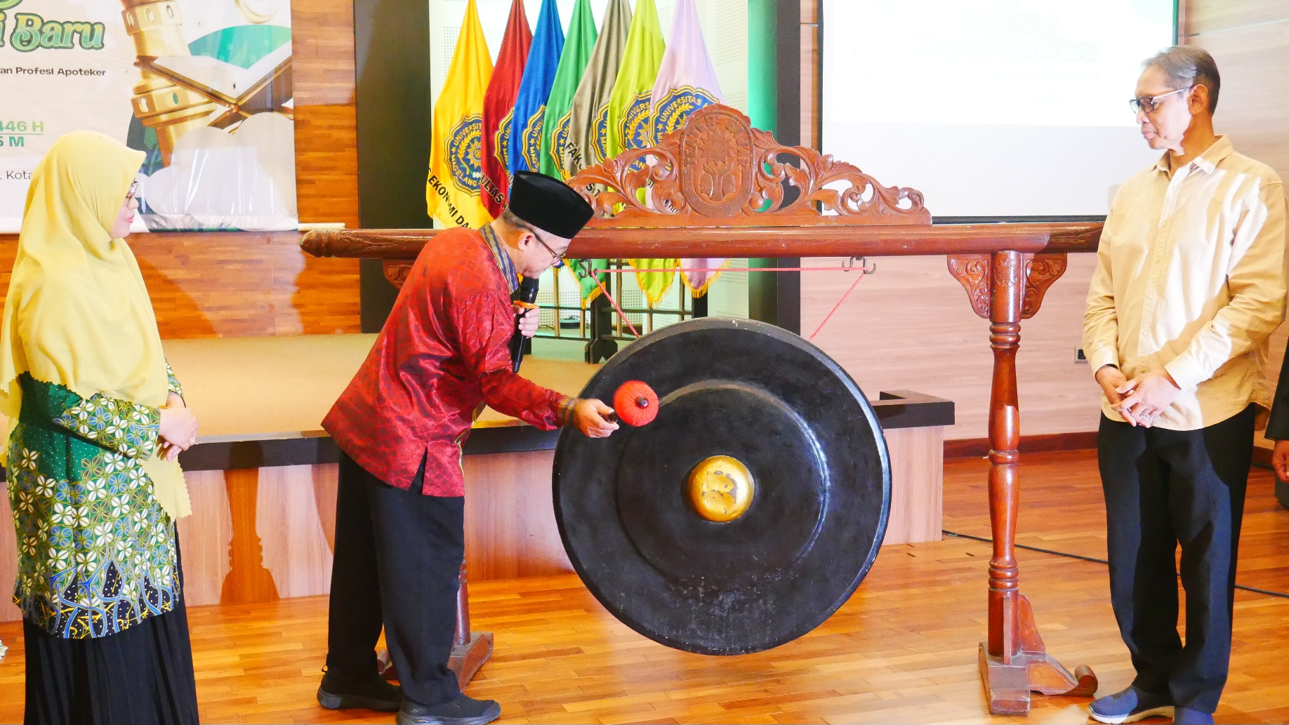 Mendikdasmen Prof Abdul Muti memukul gong menandai peluncuran 4 prodi baru Unimma, Jumat (14/5/2025).