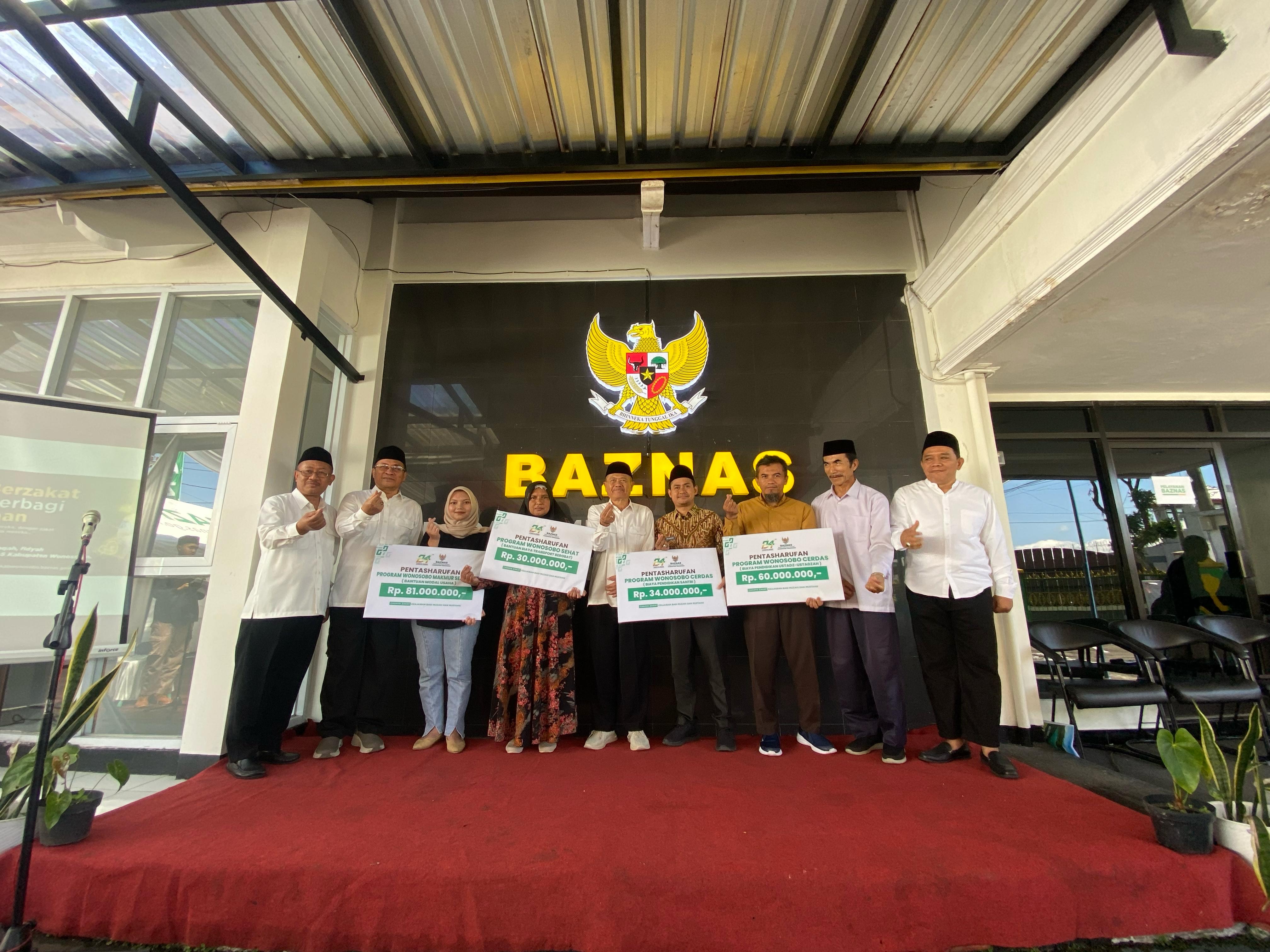 Baznas Wonosobo mentasyarufkan zakat kepada yang berhak menerima, Kamis (13/3/2025) di halaman kantor setempat.