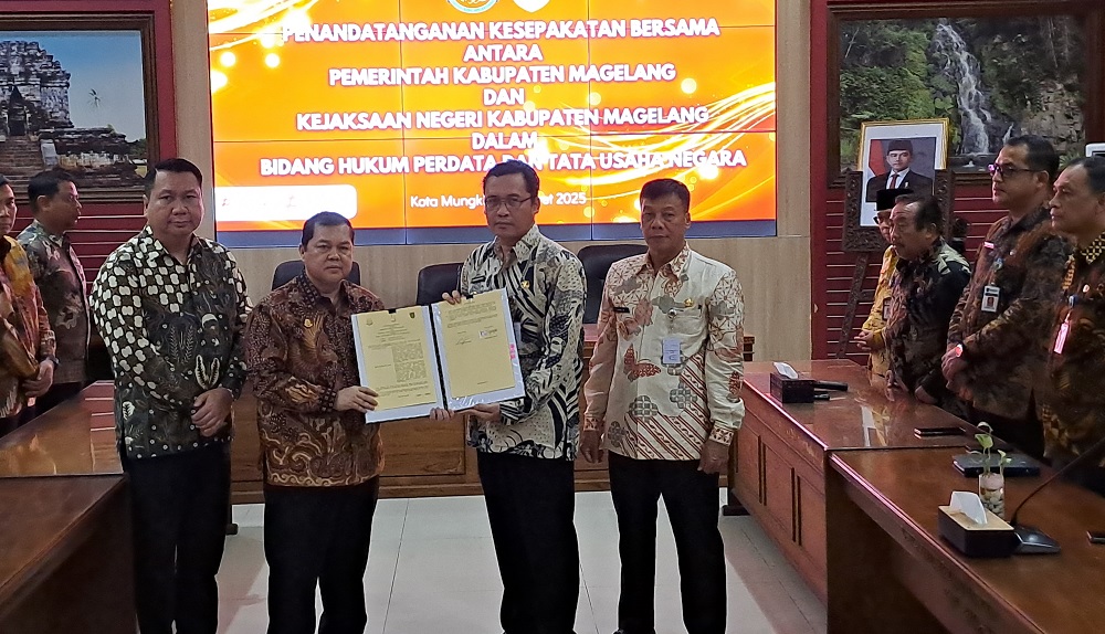Bupati Magelang Grengseng Pamuji dan Kajari Kabupaten Magelang Zein Yusri Munggaran menunjukkan dokumen kesepakatan bersama dalam Bidang Hukum Perdata dan Tata Usaha, Jumat (14/3/2025)