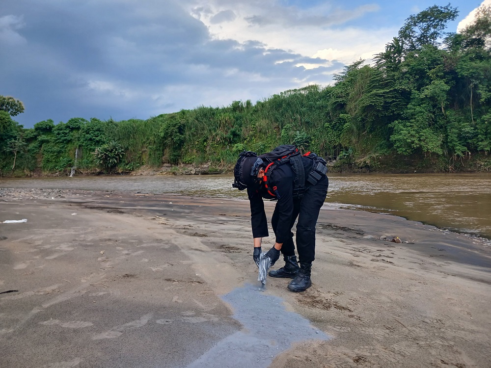 Tim Gegana Satuan Brimobda Polda Jateng bersama Polresta Magelang memusnahkan (disposal) 25 kg bahan peledak untuk obat mercon.