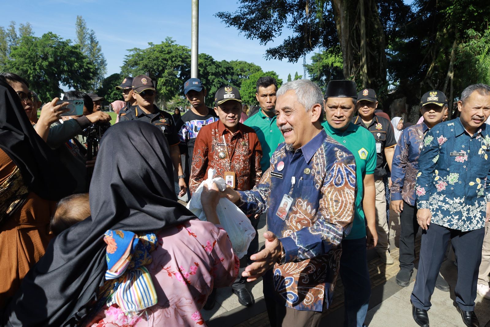 Sekda One Andang Wardoyo menyerahkan sayuran disaksikan Bupati Wonosobo Afif Nurhidayat, Kepala Dispaperkan Dwiyama SB dan Sekretaris KTNA Garung Ahmad Sahadi Kamis (13/3/2025).