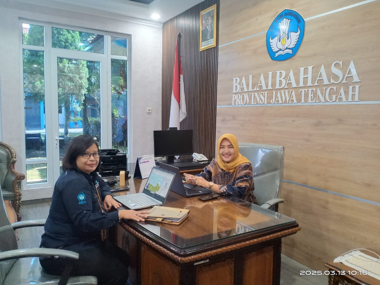 Kepala Balai Bahasa Provinsi Jawa Tengah, Dwi Laily Sukmawati, S.Pd., M.Hum dan Koordinator KKLP Pemodernan dan Pelindungan Bahasa dan Sastra, Shintya, M.S.
