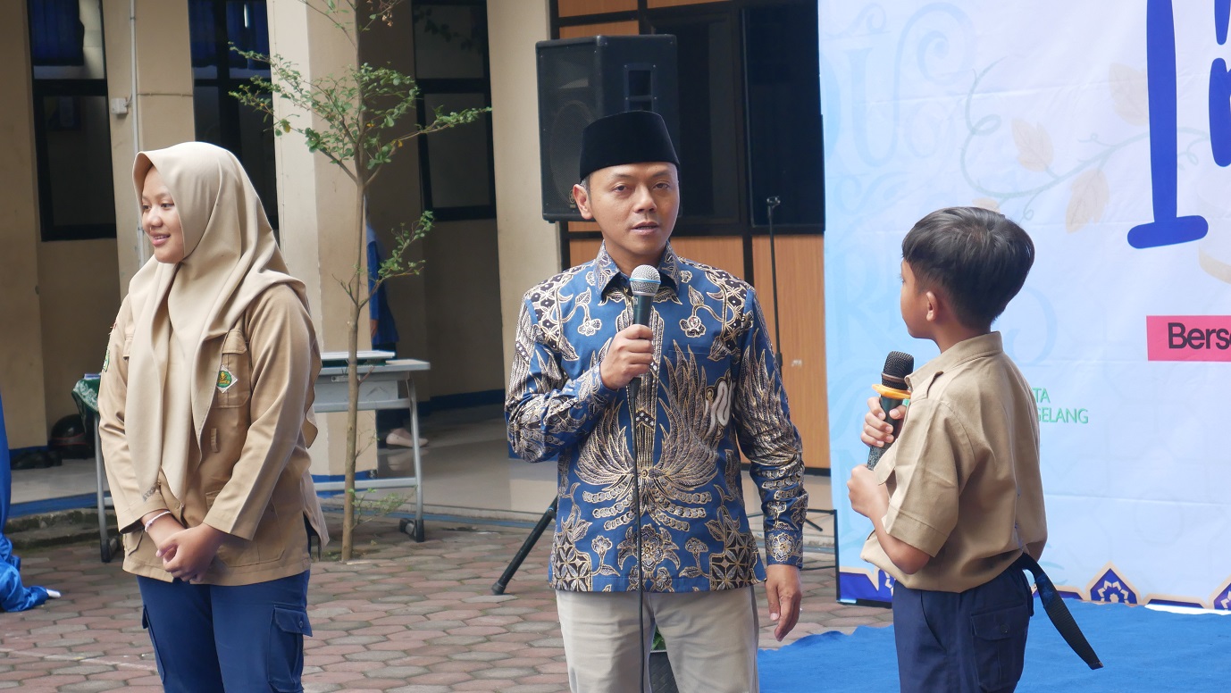 Wakil Menteri  Pendidikan Dasar dan Menengah RI, Dr. Fajar Riza UI Haq saat mengisi kelas inspirasi di SMP Muhammadiyah Alternatif (Mutual) Kota Magelang, Sabtu (15/3/2025).