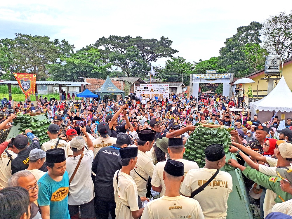 Warga berebut dua Gunungan Jemunak di halaman Masjid Al Ikhlas Dukuhan, Desa Gunungpring, Kecamatan Muntilan dalam event Ramadan Festival 1446 H Grebeg Jemunak, Minggu (16/3/2025)sore.