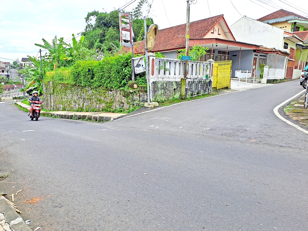 Lokasi penyerangan terhadap korban Yulianto di pertigaan Gang Melati, Tuguran, Potrobangsan, Kota Magelang, Minggu (16/3/2025).  &nbsp;