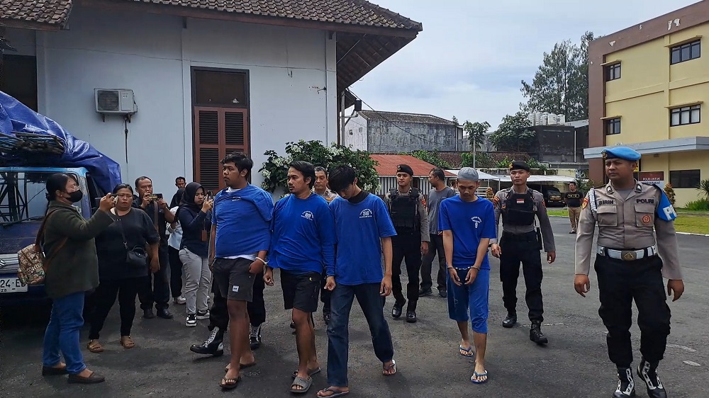 Tiga tersangka penyerangan terhadap warga Tuguran, Magelang Utara Kota Magelang saat digelandang aparat Polres Magelang Kota, Senin (17/3/2025).