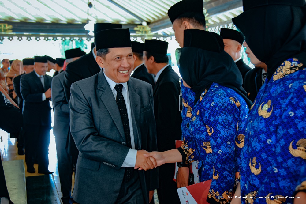 Bupati Wonosobo Afif Nurhidayat memberikan ucapan selamat kepada 49 kepala sekolah jenjang SD dan SMP yang dilantik di Pendopo Bupati.