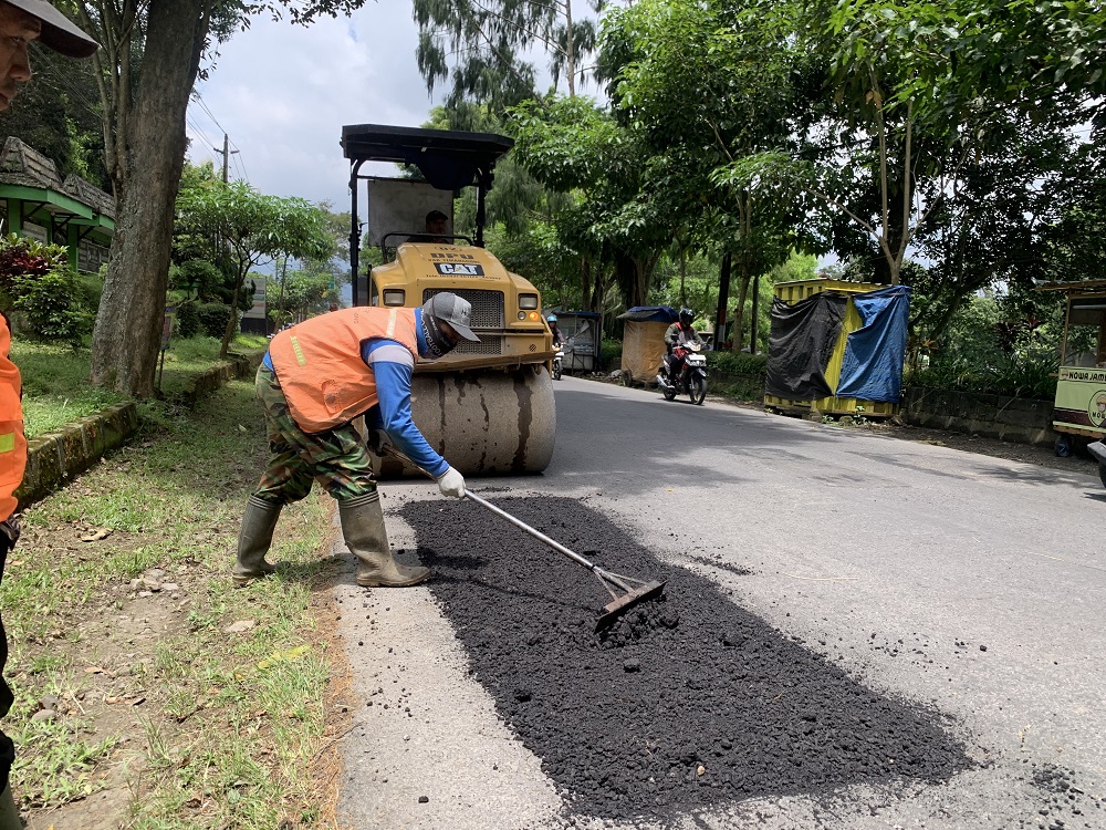 Petugas Bina Marga saat melakukan penambalan jalan berlubang di wilayah Kabupaten Temanggung.