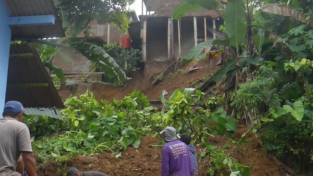 Tebing setinggi 6 meter di Dusun Mandang, Desa Sucen, Gemawang, Temanggung &nbsp;longsor menimpa empat rumah warga.