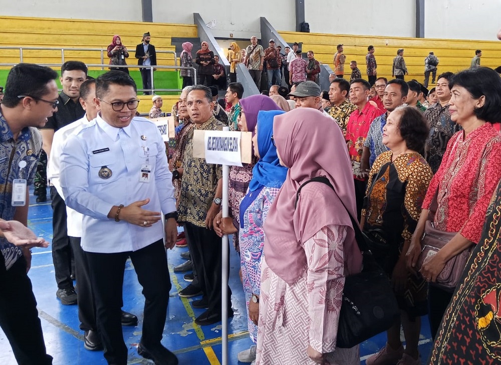 Wali Kota Magelang Damar Prasetyono memberikan ucapan selamat kepada ketua RT dan RW yang dikukuhkan di GOR Samapta Kota Magelang, Selasa (18/3/2025).