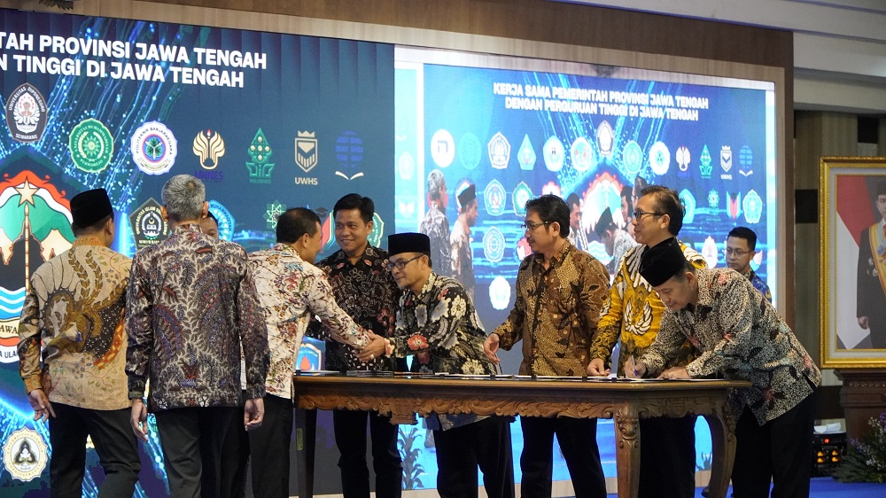 Rektor Untidar Prof Sugiyarto menandatangani kesepakatan bersama dengan Gubernur Jateng Ahmad Luthfi.