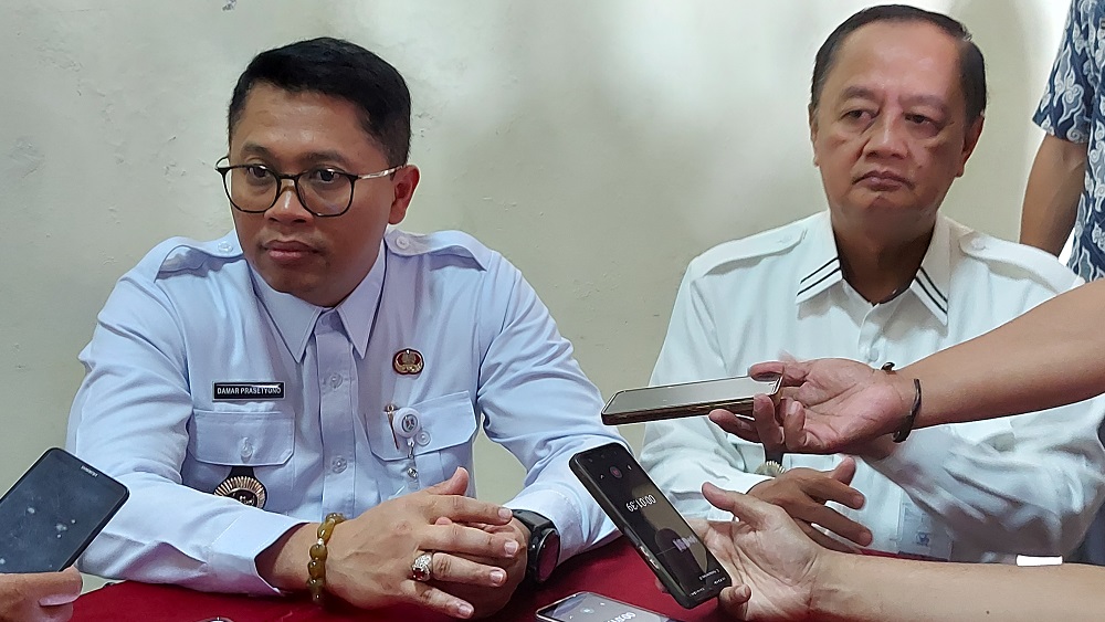 Wali Kota Magelang Damar Prasetyono didampingi Wawali dr Sri Harso menjelaskan pencairan rapelan honor tiga bulanan bagi ketua RT dan RW di Kota Magelang.