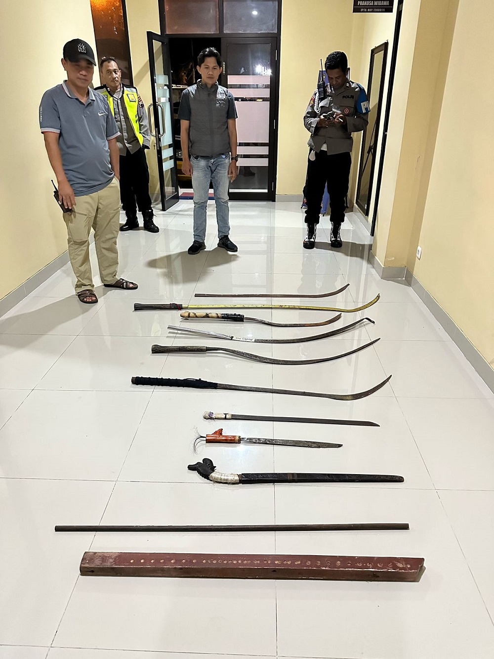 Senjata tajam yang diamankan dari pelaku tawuran di Jalan Singosari, Kota Magelang, Senin (17/3/2025).