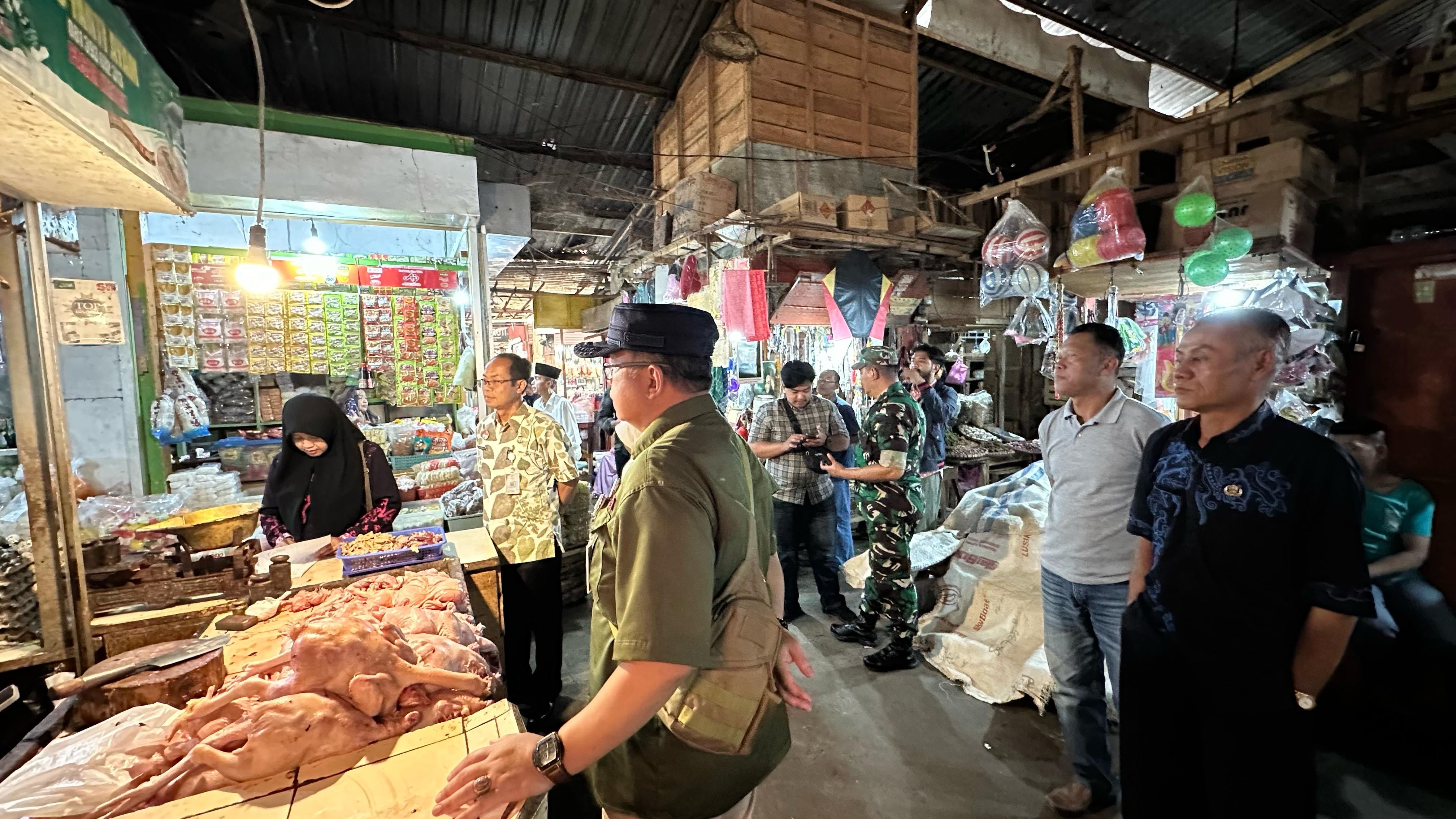TPID Kabupaten Wonosobo melakukan pemantauan harga di pasar tradisional. Hal ini dilakukan untuk mengantisipasi lonjakan harga kebutuhan pokok menjelang Idul Fitri.