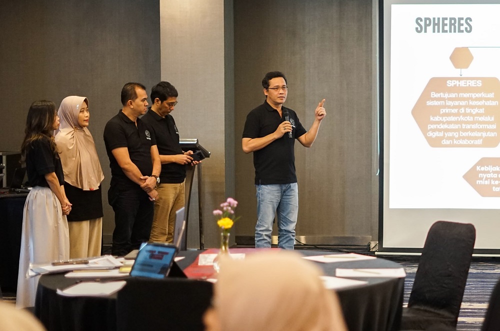 Bupati Magelang Grengseng Pamuji saat presentasi kesiapan Kabupaten Magelang dalam menghadapi transformasi digital di sektor kesehatan yang menjadi salah satu lokasi proyek SPHERES.