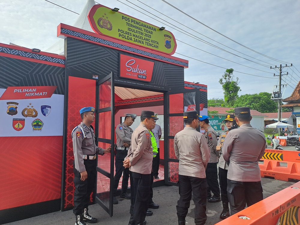 Kapolres Magelang Kota AKBP Anita Indah Setyaningrum bersama pejabat utama (PJU) cek kesiapan pos pengamanan dan pos pelayanan.