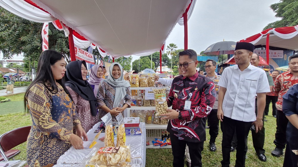 Wali Kota Magelang Damar Prasetyono melihat-lihat aneka kebutuhan masyarakat di pasar murah Alun-Alun Kota Magelang, Rabu (19/3/2025).