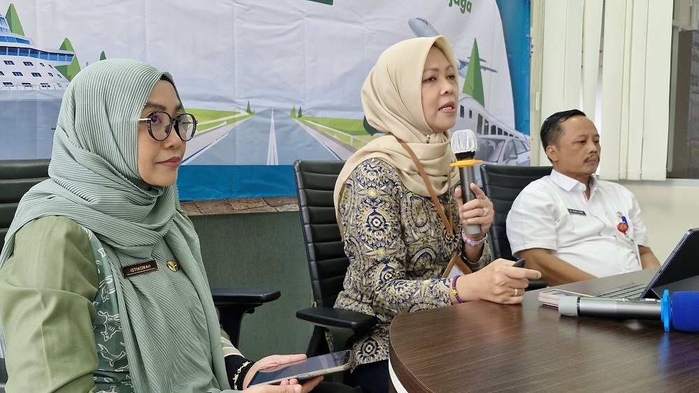 Kepala BPJS Kesehatan Cabang Magelang Maya Susanti (tengah) memberikan penjelasan pelayanan JKN tetap buka selama libur lebaran.