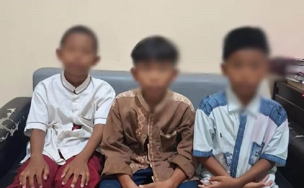 Tiga siswa SD berinisial F, 12; HR, 9, dan NA, 10, saat diserahkan ke Polsek Gresik Kota usai diduga mencuri sepeda motor milik warga di depan pangkas rambut Jalan Harun Thohir Gresik.