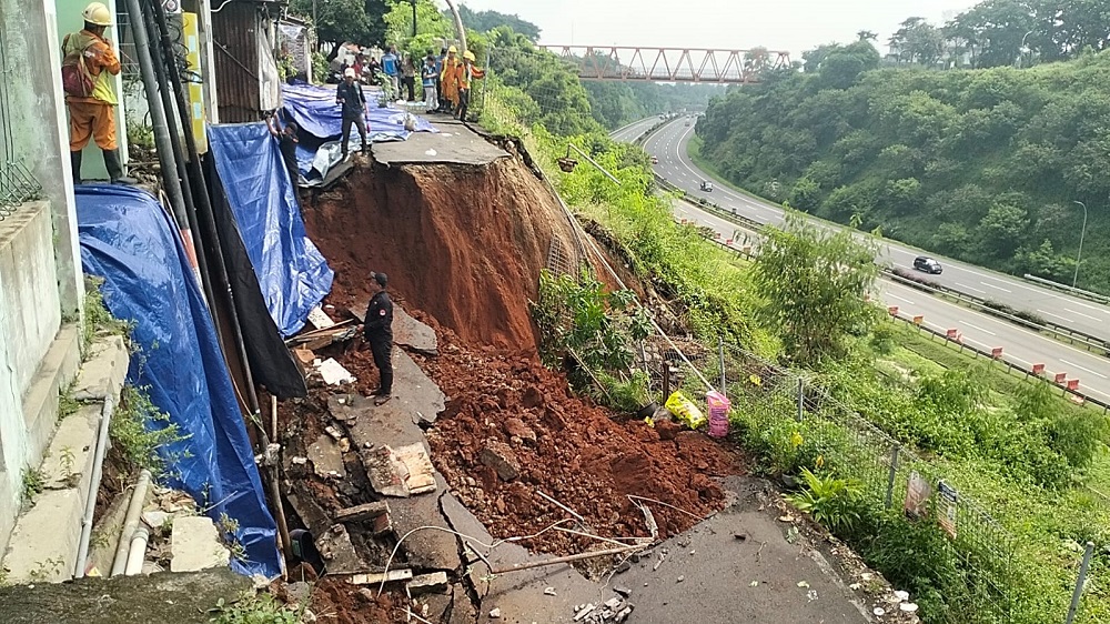 Jalan yang berbatasan dengan Jalan Tol Jatingaleh di Jangli Krajan RT 9 RW 5, Kelurahan Karanganyar Gunung, Kecamatan Candisari, Kota Semarang longsor, Kamis (20/3/2025) pagi.
