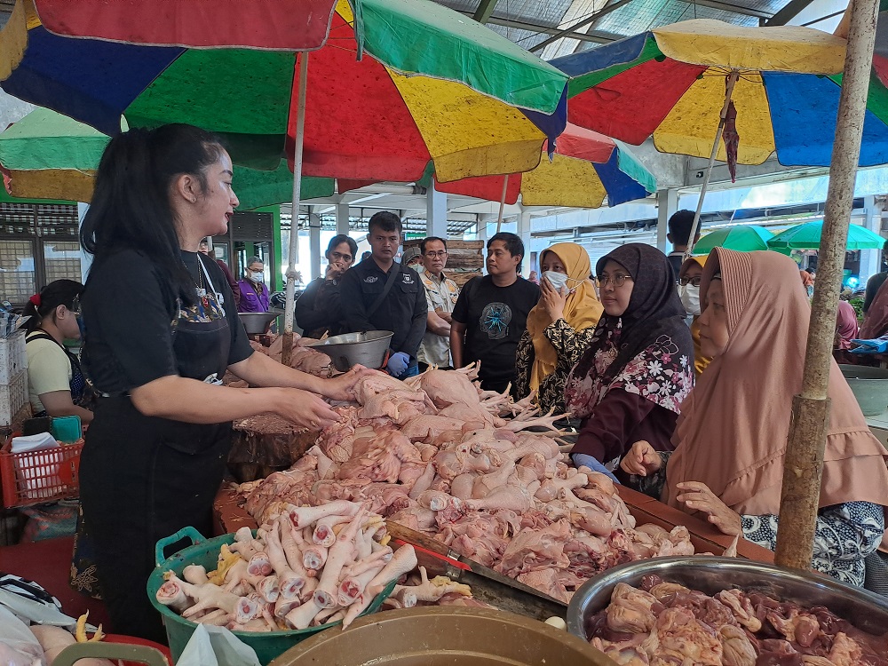 Petugas  Dinas Pertanian dan Pangan (Disperpa) Kota Magelang bersama tim gabungan saat sidak pedagang ayam di Pasar Rejowinangun, Kota Magelang, Kamis (20/3/2025)