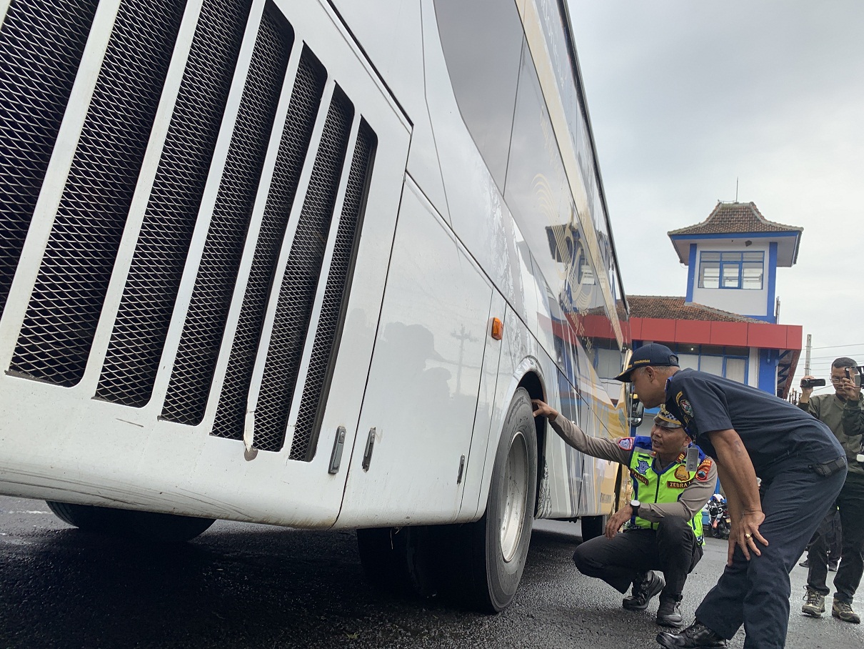 Petugas Satlantas Polres Temanggung bersama Dishub saat melakukan rampcheck armada di Terminal Bus Madureso menjelang mudik Lebaran.