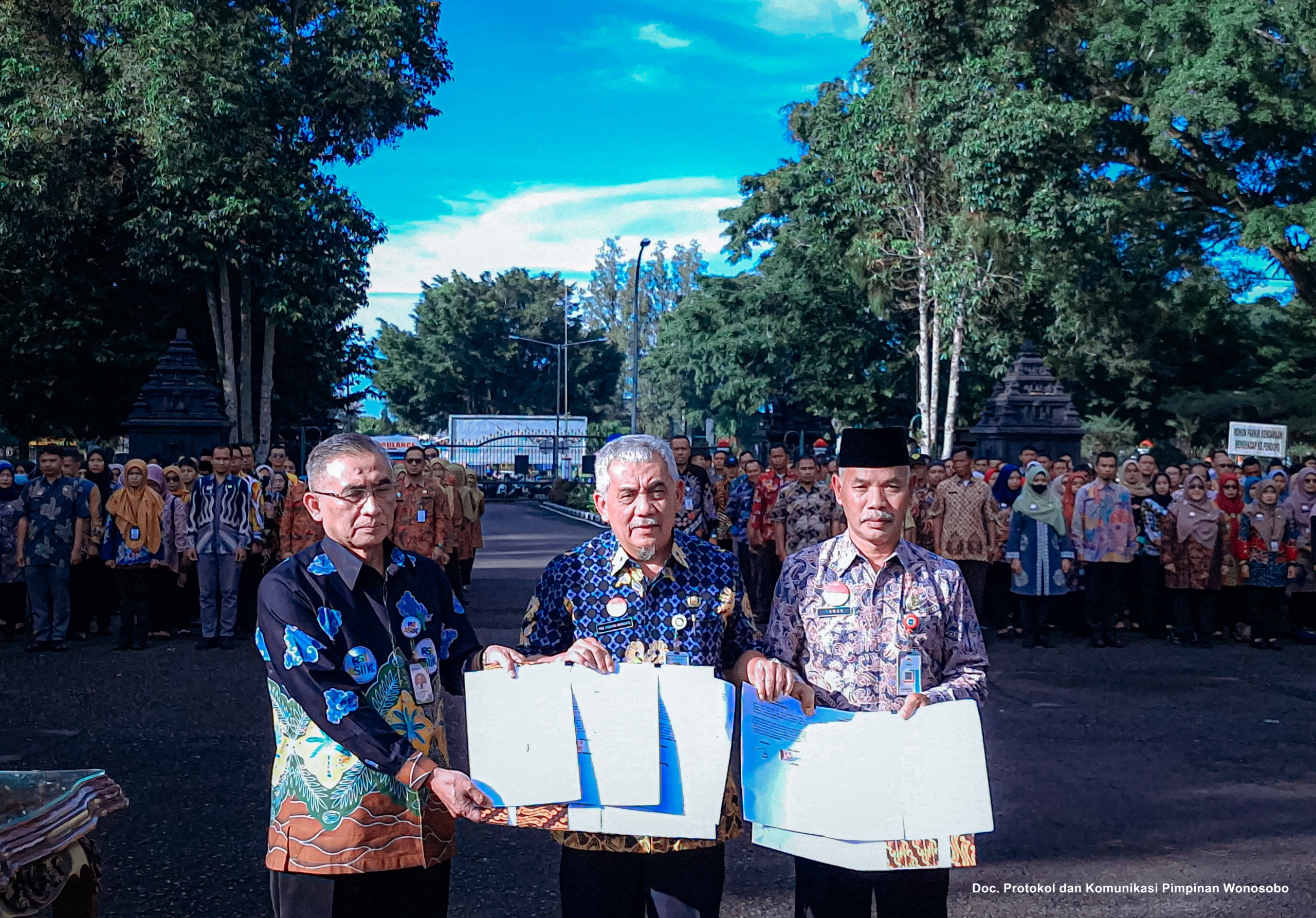 Sekda One Andang Wardoyo dan Kepala Disdukcapil Tarjo usai penandatanganan kerja sama dengan RSI Wonosobo, Kamis (20/3/2025).